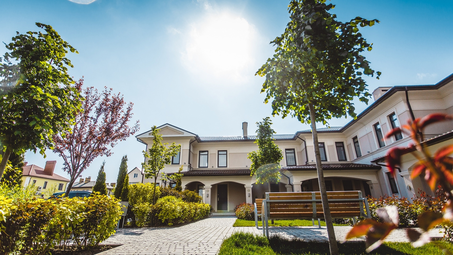 Сад в солнечном освещении