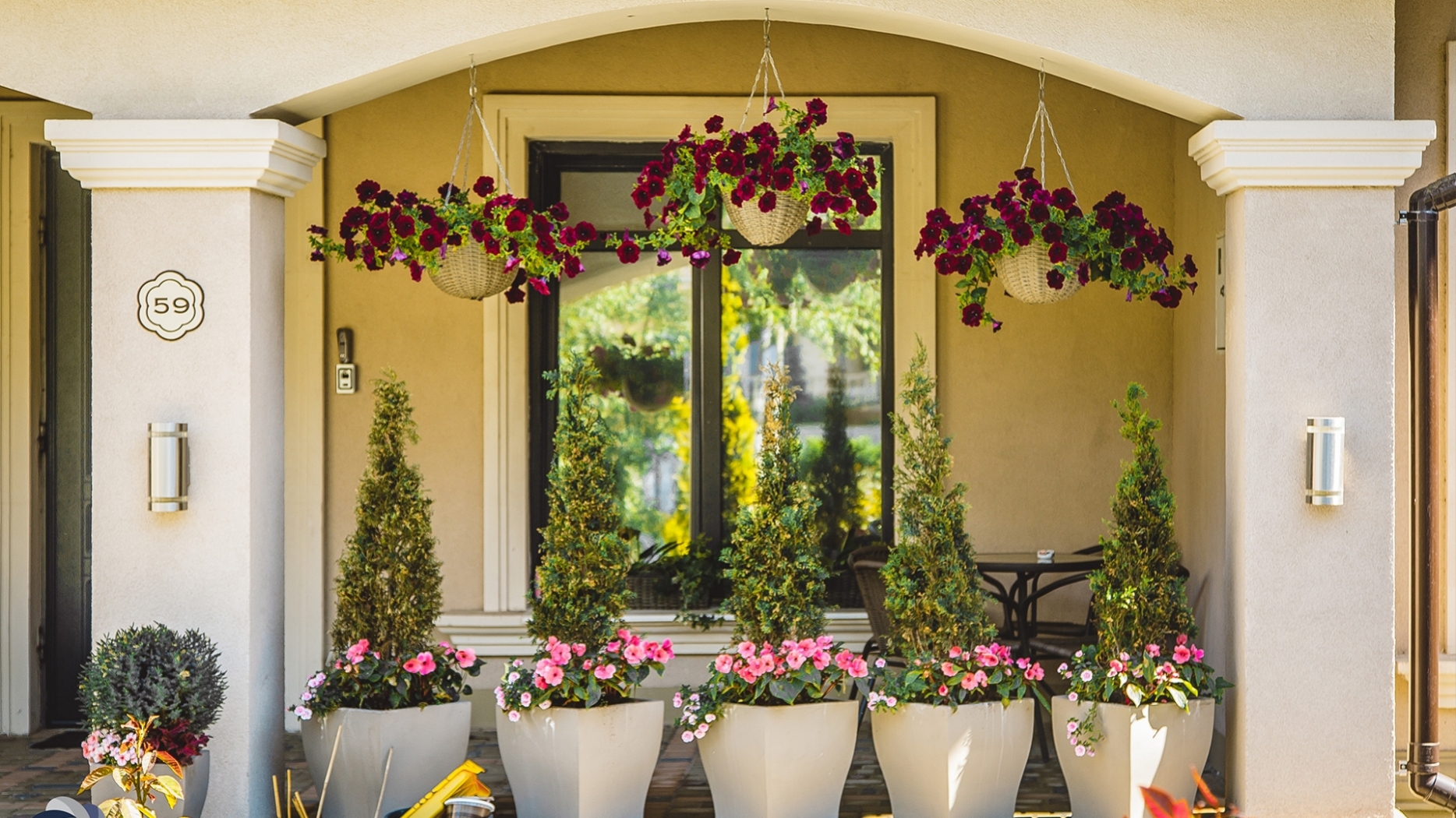 Убранство у входа