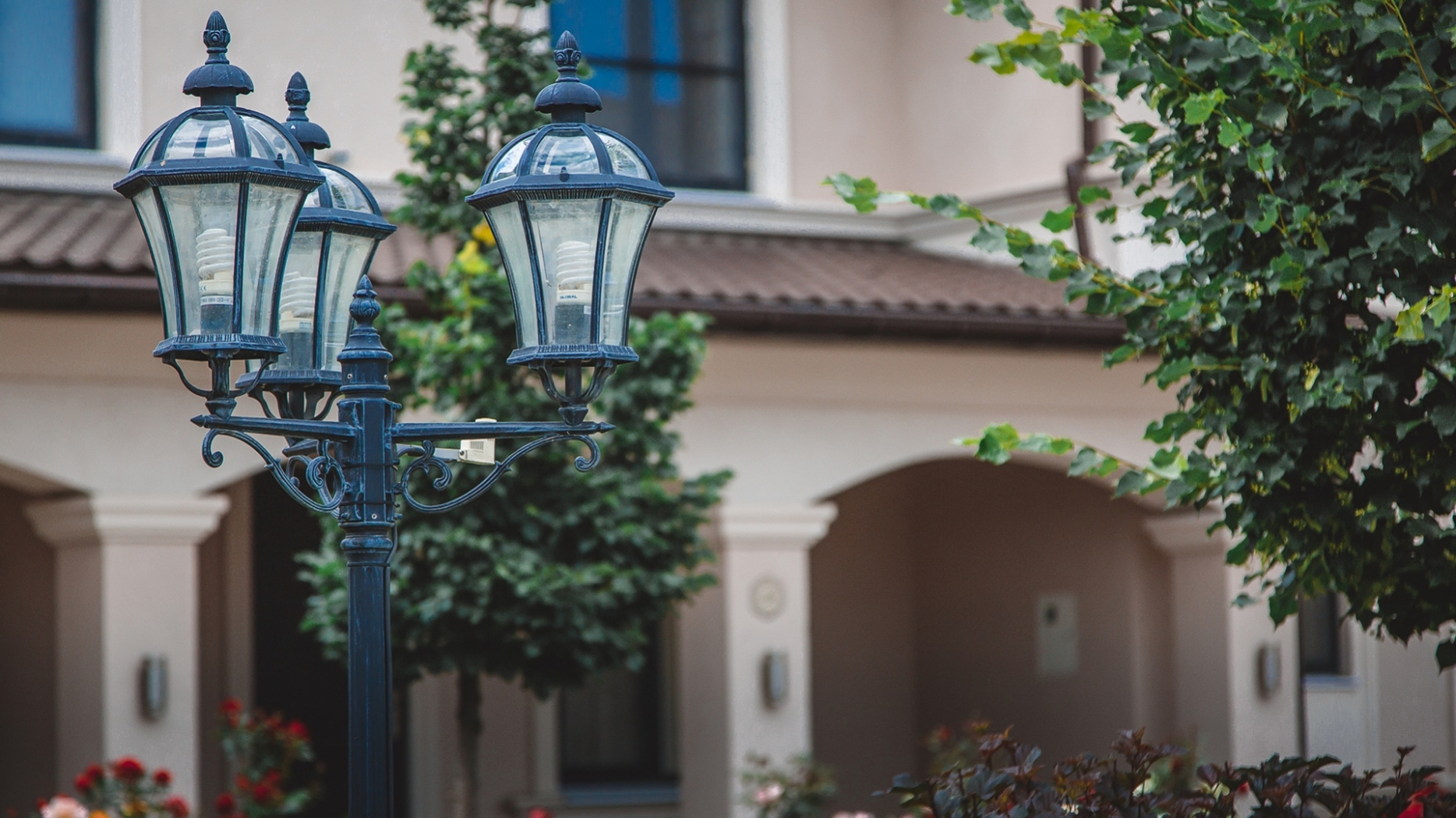 Элементы освещения двора