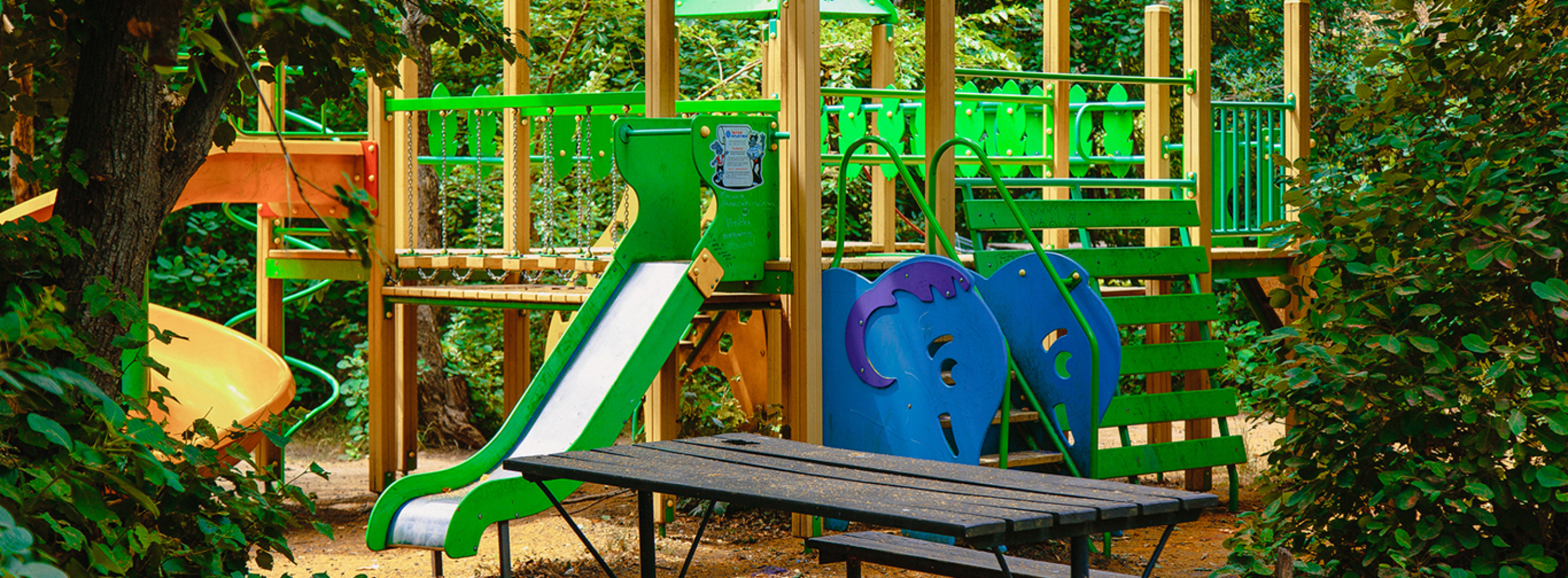 Парк с местами для отдыха на территории