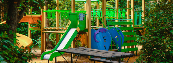 Парк с местами для отдыха на территории