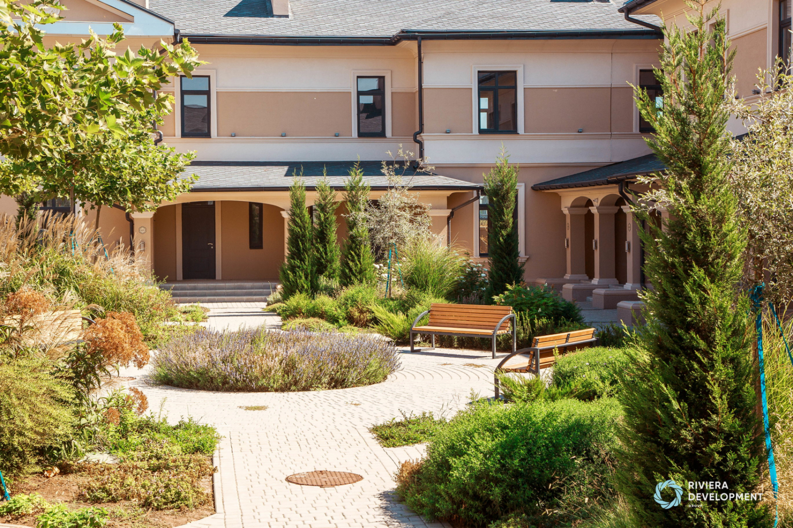 Благоустроенный дворик