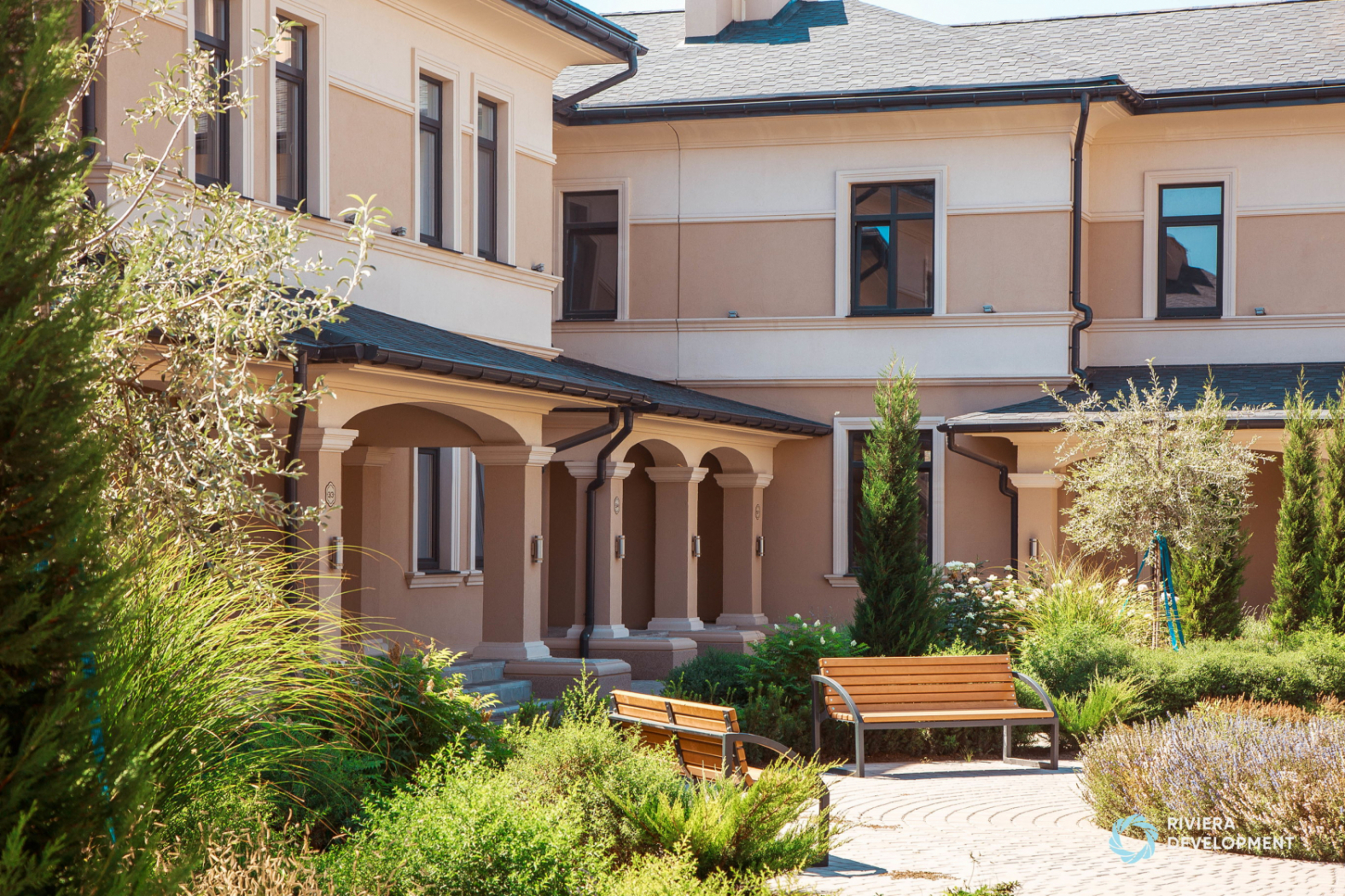 Вид на главный вход в парадную. Вилла Роз 3-я очередь