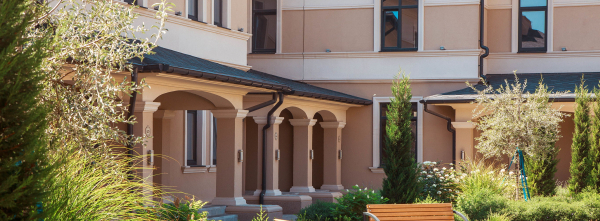 Вид на главный вход в парадную. Вилла Роз 3-я очередь