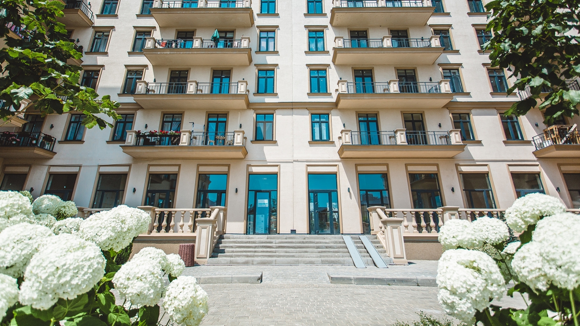 Цветочный сад перед домом