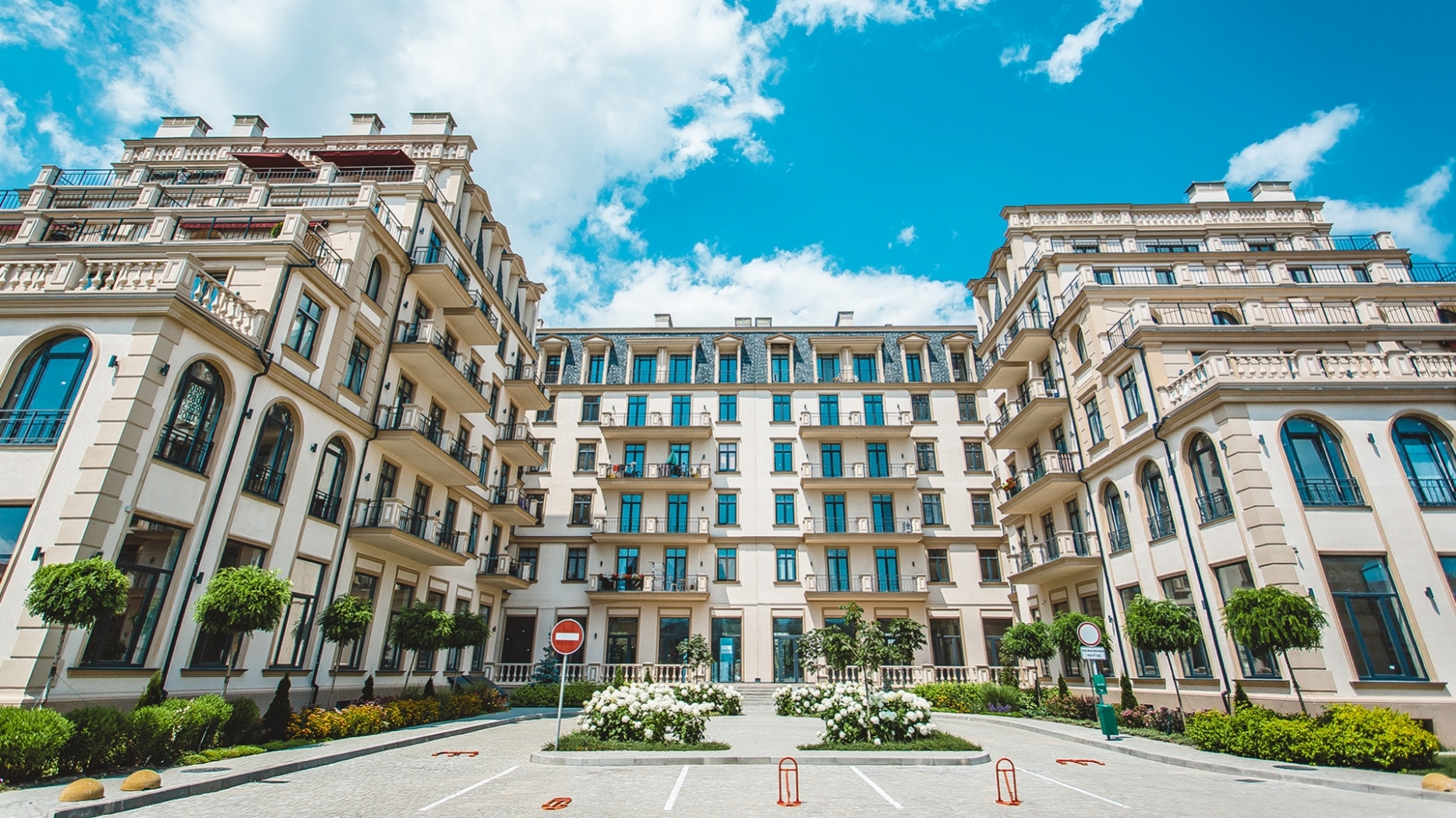 Фасад в солнечном свете