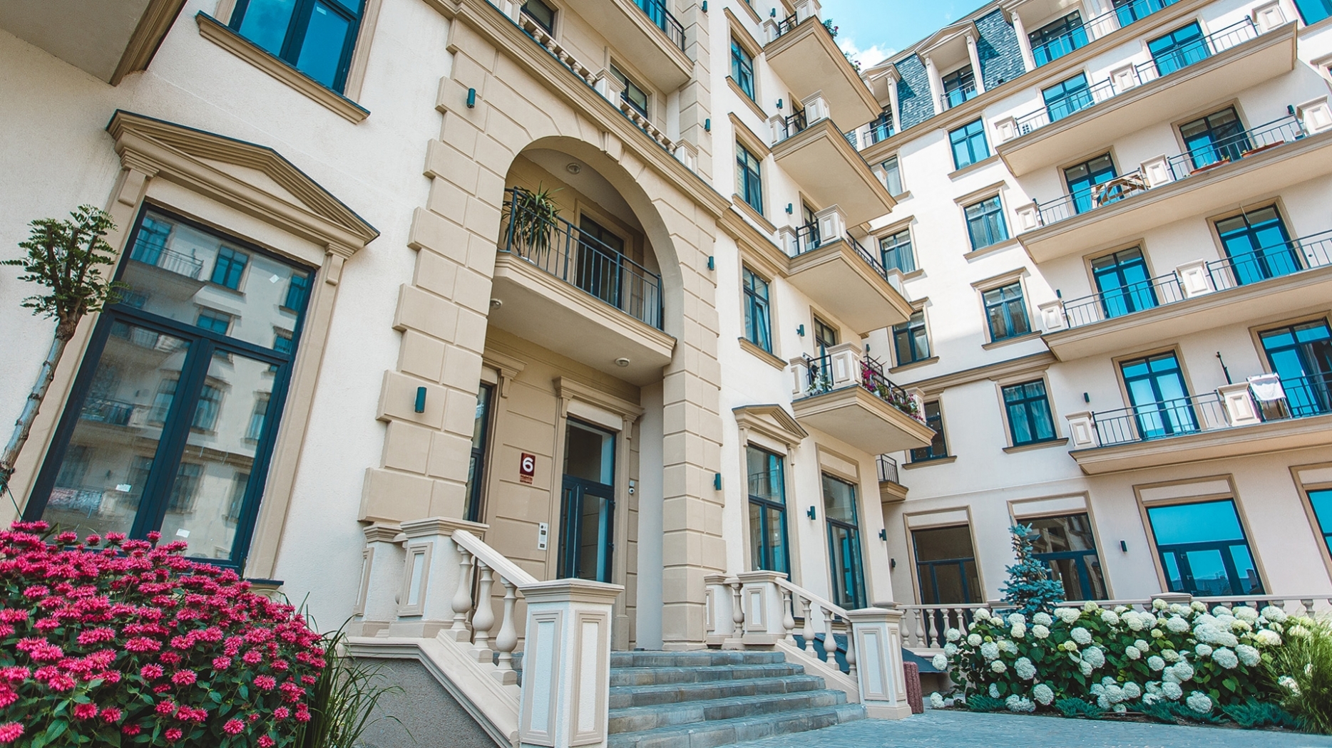 Парадный вход  